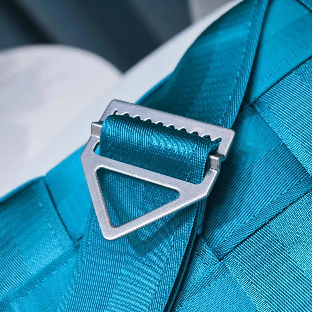 B’s new fall and winter products are coming! The popular Cassette square bag with woven elements has been upgraded again and made its grand debut. This time it is made of woven webbing. It feels super soft and delicate. The opening is designed with a magnetic buckle. The hardware has also been fully upgraded. Both the accessories and the design are at a higher level. It is simple and advanced for both men and women. 🉑️ It can be worn crossbody or in the hand to bring a sense of luxury and a strong aura! Hurry up and get it. Size 25x15x5, style number: 6618#